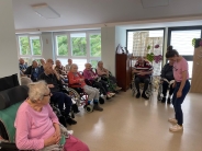 Relaksująca terapia tańcem na krzesłach i wózkach1