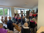 Relaksująca terapia tańcem na krzesłach i wózkach2