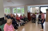 Relaksująca terapia tańcem na krzesłach i wózkach