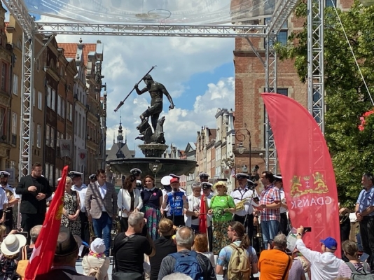 Parada Seniorów i kapelusz w Motławie